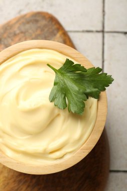 Fayanslı masada maydanozlu mayonez sosu.