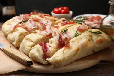 Pastırmalı, biberiyeli ve bıçaklı lezzetli Focaccia ekmeği.