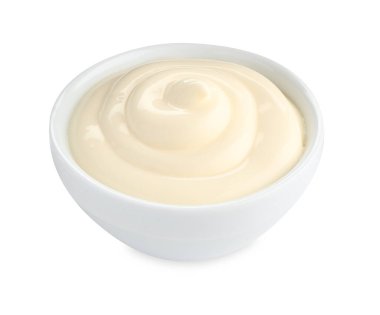 Beyaz tencereye izole edilmiş mayonez sosu.