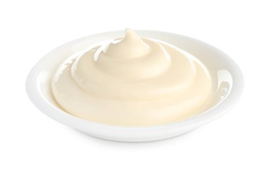 Beyaz tabaktaki lezzetli mayonez sosu.