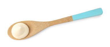 Tahta kaşıkta mayonez sosu. Beyaz, üst manzara.