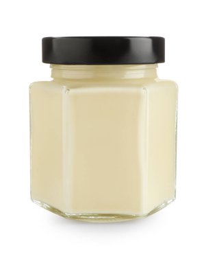 Kavanozdaki lezzetli mayonez beyaza izole edilmiş.