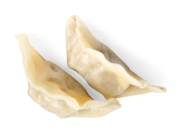Lezzetli haşlanmış gyoza (hamur tatlısı) beyaz, üst görünümde izole
