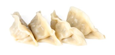 Lezzetli haşlanmış gyoza (hamur tatlısı) beyaz üzerine izole edilmiş