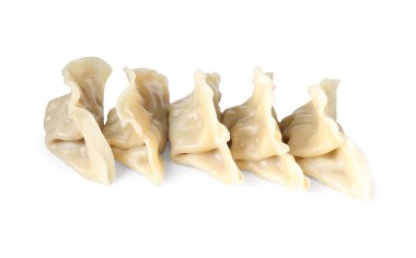 Lezzetli haşlanmış gyoza (hamur tatlısı) beyaz üzerine izole edilmiş