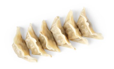 Lezzetli haşlanmış gyoza (hamur tatlısı) beyaz, üst görünümde izole