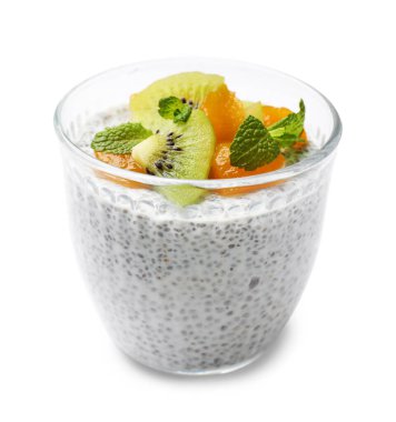 Kivili lezzetli chia pudingi, şeftali ve naneli beyaz bardakta izole edilmiş.