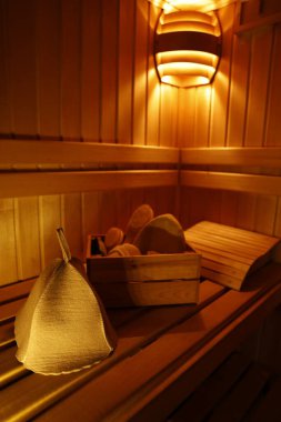 Banyo aksesuarları ve saunada yün şapka.