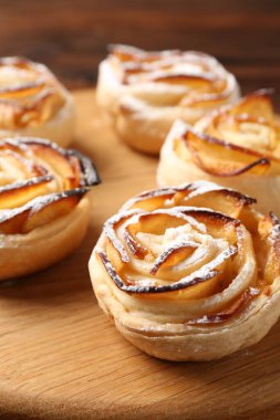 Tahtada taze pişmiş elma gülleri, yakın plan.