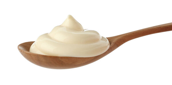 Вкусный майонезный соус в деревянной ложке, изолированный на белом