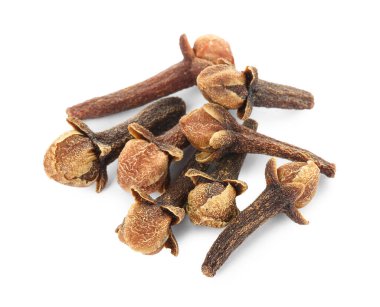 Beyaz arka planda kuru karanfil tomurcukları. Aromatik baharat