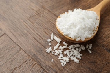 Tahta masada beyaz soya şekerli kaşık, yakın plan. Metin için boşluk