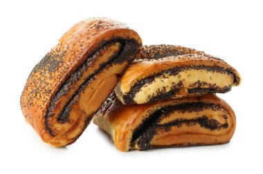 Beyaz üzerinde haşhaş tohumları olan lezzetli çörekler.