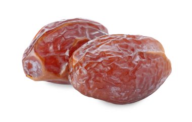 Beyaz üzerine izole edilmiş iki lezzetli kurutulmuş hurma.