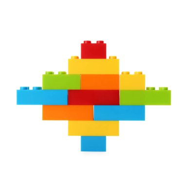 İnşaat oyuncağı. Beyaz üzerine izole edilmiş tuğlalarla yapılmış figür