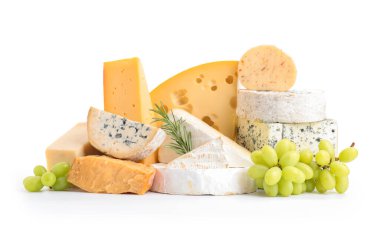 Beyaza izole edilmiş farklı peynir, üzüm ve biberiye çeşitleri.