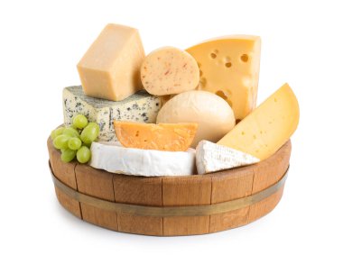 Beyaz tepside izole edilmiş ahşap tepside farklı peynir ve üzümler.