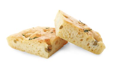 Zeytinli ve kekikli lezzetli Focaccia ekmekleri beyaz üzerine izole edilmiş.