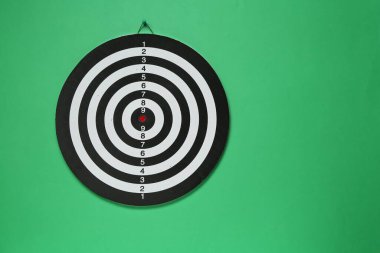 Yeşil duvarda asılı bir dart tahtası, mesaj için boşluk