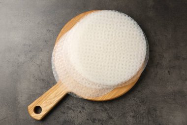 Gri desenli masa üzerinde yenilebilir pirinç kağıtları, üst görünüm