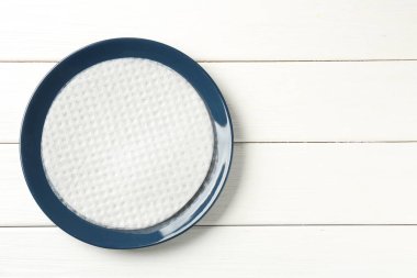 Beyaz ahşap masa üzerinde yenilebilir kağıt çarşaf yığını, üst manzara. Metin için boşluk