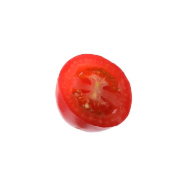 Olgun domatesin yarısı beyaza izole edilmiş.