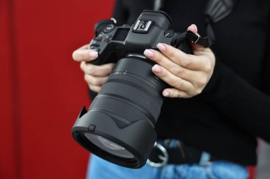 Dışarıda dijital kamerası olan profesyonel fotoğrafçı, yakın plan.