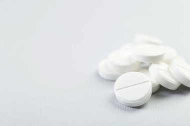 Gri arka planda antibiyotik hapları yığını, yakın plan. Metin için boşluk