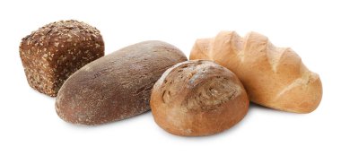 Farklı taze ekmek somunları beyaz üzerine izole edilmiş.