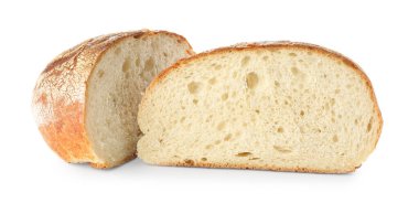 Taze pişmiş ekmek parçaları beyaza izole edilmiş.