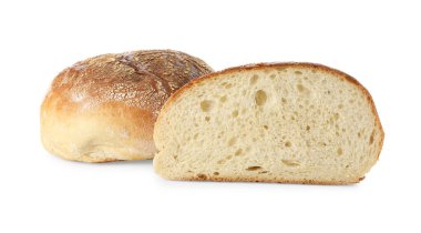 Taze pişmiş ekmek parçaları beyaza izole edilmiş.