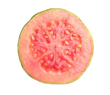 Taze guava meyvelerinin yarısı beyaza izole edilmiş.