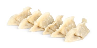 Lezzetli haşlanmış gyoza (hamur tatlısı) beyaz üzerine izole edilmiş