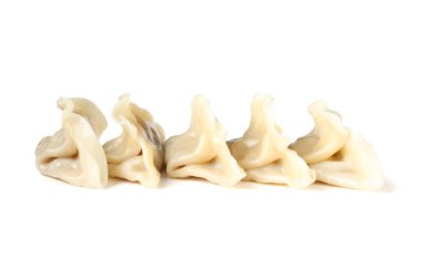 Lezzetli haşlanmış gyoza (hamur tatlısı) beyaz üzerine izole edilmiş