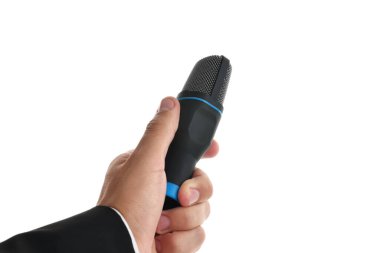 Beyaz arka planda mikrofonu olan adam, yakın plan.