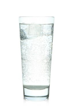 Ayna yüzeyinde buzla kaplı buzlu soda tazeleniyor. Beyaz üzerinde izole edilmiş.