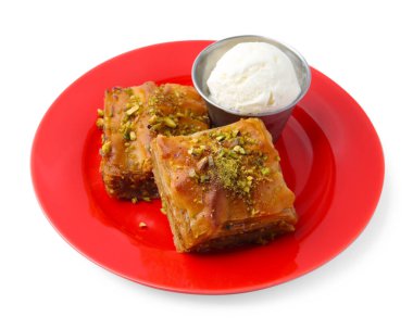 Lezzetli baklava, doğranmış fındık ve beyaz üzerine izole edilmiş bir top dondurma.