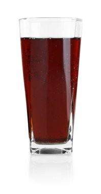 Beyaza izole edilmiş bir bardak tatlı soda.