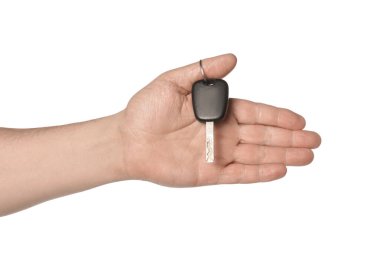 Beyaz arka planda araba anahtarı olan adam, yakın plan.