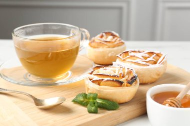 Nane, bal ve çay ile taze pişmiş elma gülleri, yakın plan.