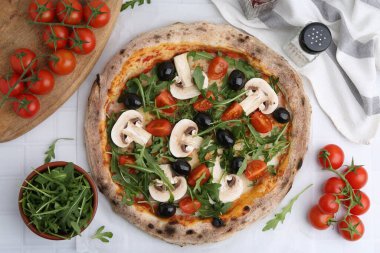 Kirazlı, domatesli, siyah zeytinli, mantarlı ve roka aromalı lezzetli pizza.