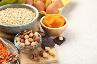 Aydınlık masa üzerinde demir bakımından zengin ürünler, yazı için yer. Anemi diyet planı