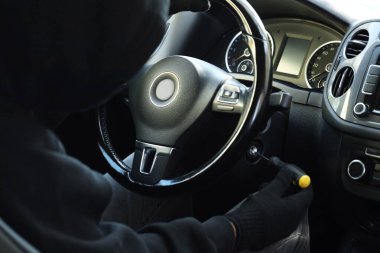 Hırsız tornavidayla ateşleme düğmesine basmaya çalışıyor. Araba kaçırma.