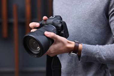Modern kameralı profesyonel fotoğrafçı, yakın çekim.