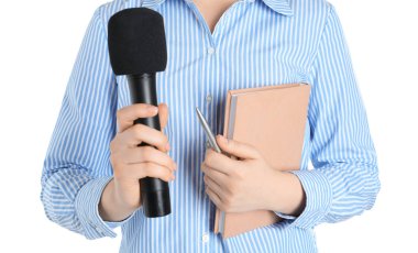 Beyaz arka planda mikrofonu, defteri ve kalemi olan gazeteci, kapat