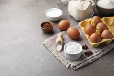 Kabartma tozu ve gri desenli masadaki diğer ürünler. Metin için boşluk