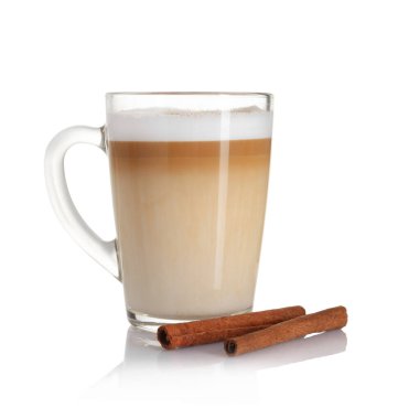 Cam bardakta latte macchiato ve beyaz üzerine izole edilmiş tarçın.