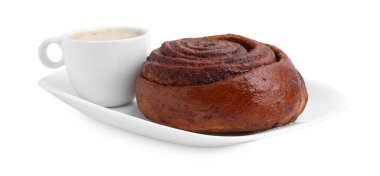 Nefis tarçınlı çörek ve beyaz üzerine izole edilmiş bir fincan kahve.