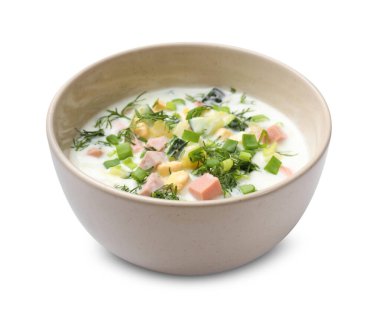 Lezzetli okroshka çorbası beyaz kasede izole edilmiş.