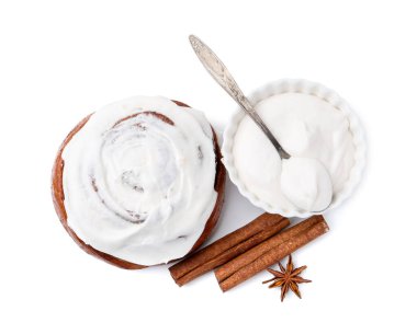 Kremalı ve baharatlı tarçınlı rulo beyaz, üst manzara